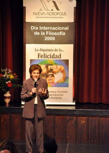 “La alquimia de la felicidad”. Conferencia con motivo del Día Internacional de la Filosofía, a cargo de Delia Steinberg Guzmán, directora internacional de Nueva Acrópolis, en el centro de NA en Madrid. "The alchemy of happiness". Lecture on the occasion of International Philosophy Day, by Delia Steinberg Guzmán, international director of New Acropolis, at the NA center in Madrid.